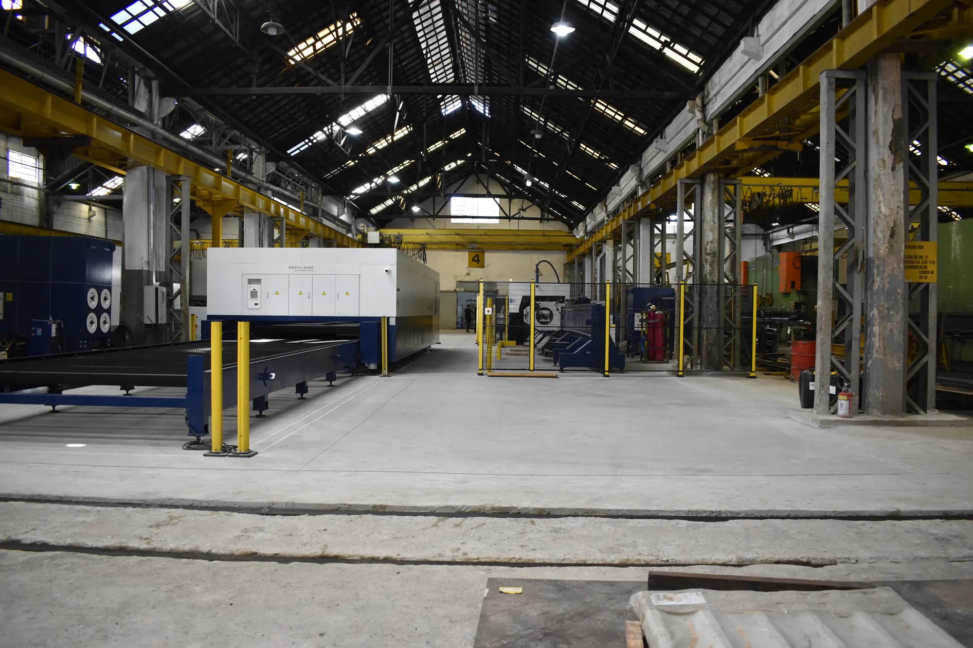 Equipamento Han's Laser em ambiente limpo e organizado