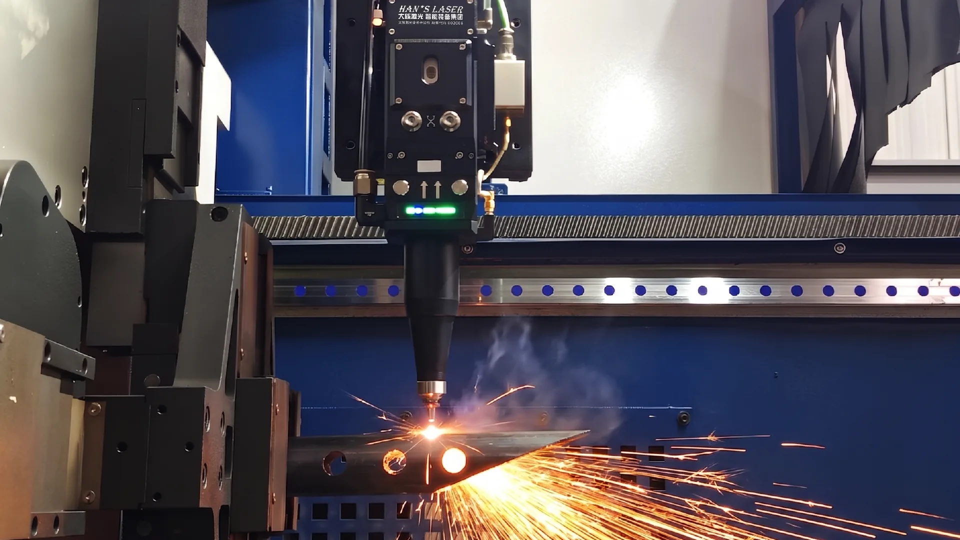 Corte a laser Han's Laser em ação, faíscas sobre tubo metálico