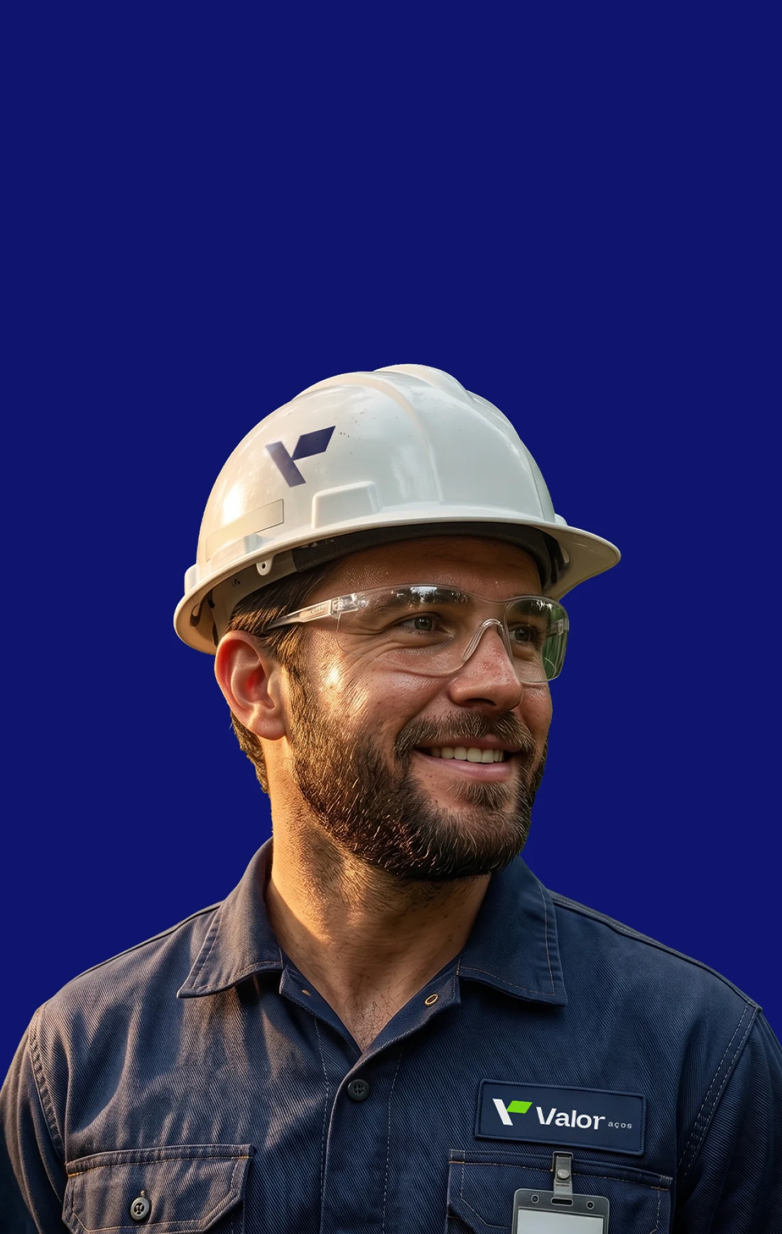 Técnico da Valor Aços com capacete e óculos de proteção